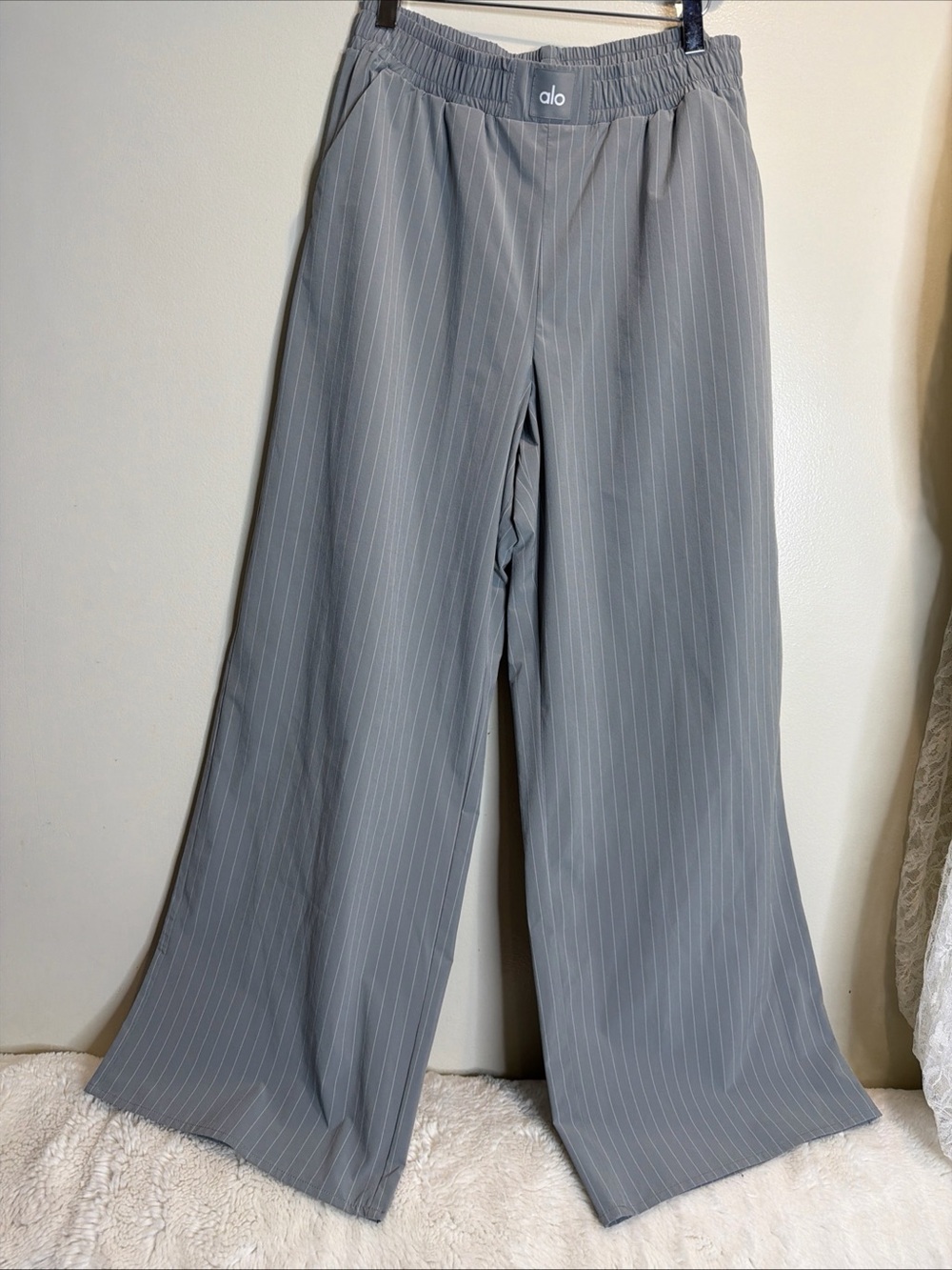 ALO Yoga Pinstripe Daylight Boxer wide leg Logo waistband Pant in Lunar Grey M - Picture 4 of 7